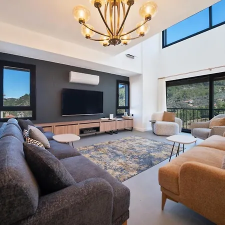 Greenblue - Unique In Nature With A Pool