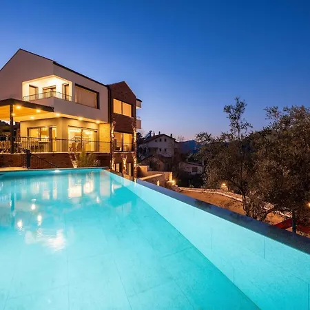Greenblue - Unique In Nature With A Pool فيلة