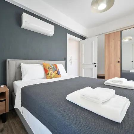 Greenblue - Unique In Nature With A Pool 페티예