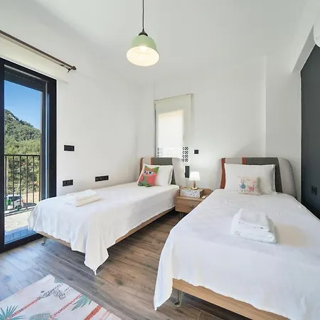 Greenblue - Unique In Nature With A Pool 페티예